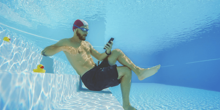 Ny analyse: Næsten hver anden danske leder arbejder i ferien