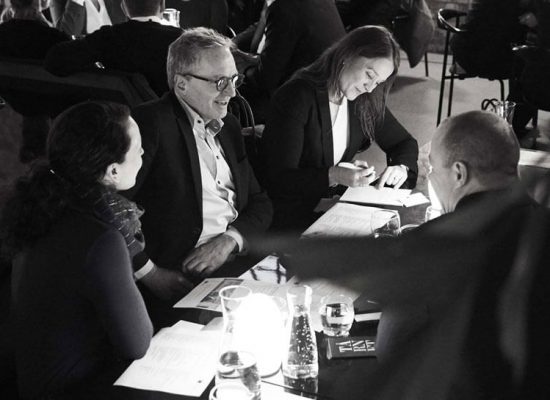 En gruppe af mennesker sidder rundt om et bord