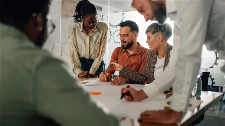 Kommunikationschef præsenterer strategisk kommunikation og employer branding i en workshop om storytelling, ledelseskommunikation og copywriting.