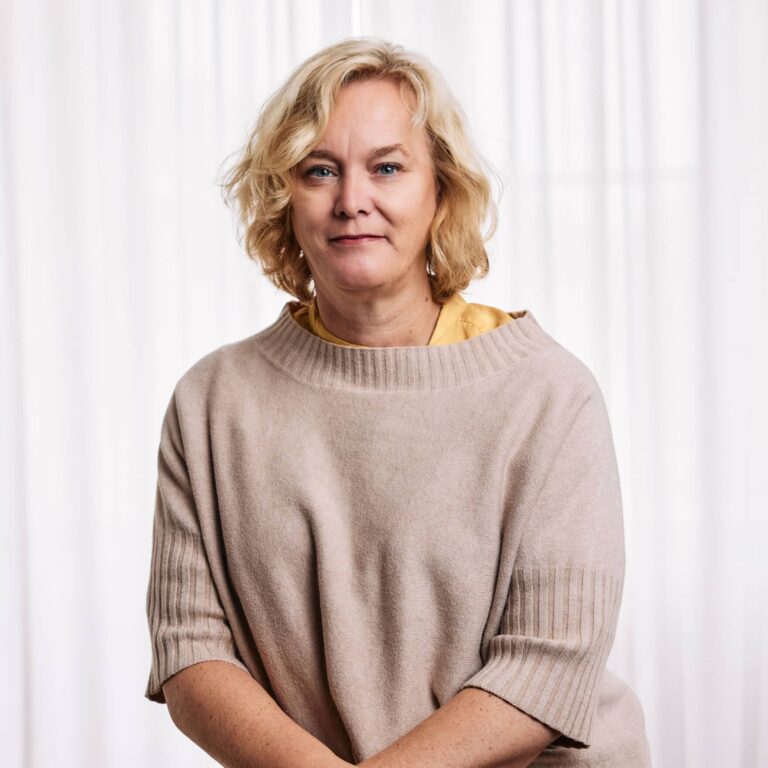 Anna edshage i beige kofta och gul undertröja
